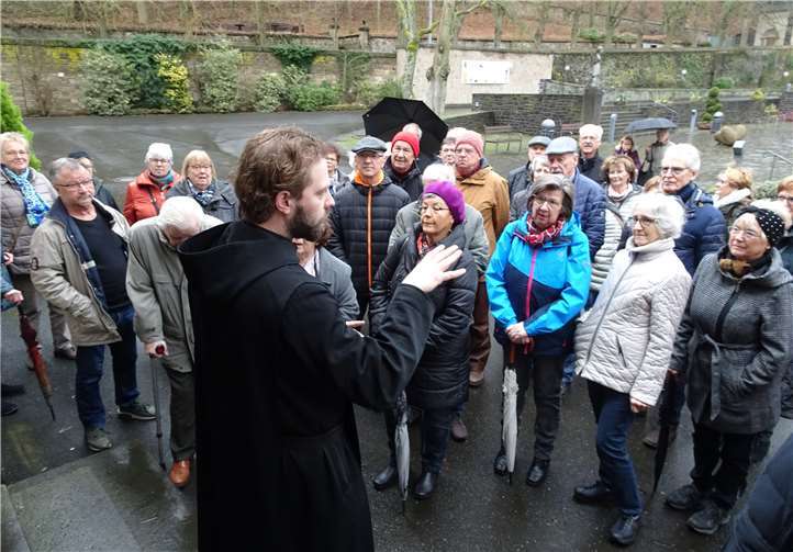 Bruder Stefan informierte die Seniorinnen und Senioren über die Klosterkirche und die Ausstellung. Foto: Seniorenunion Gemeindeverband Mendig