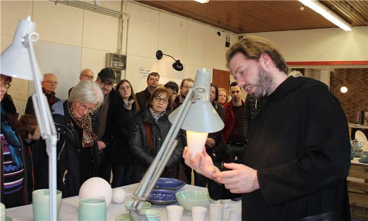 Bruder Stephan Oppermann kennt sich mit Keramik aus.