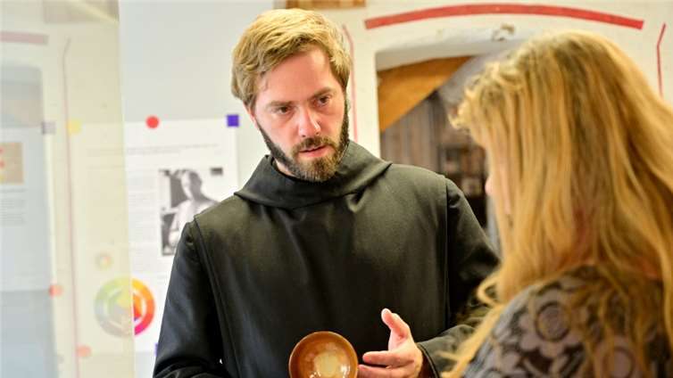 Bruder Stephan Oppermann (li.) informiert über Pater Theodor Bogler. Foto: privat