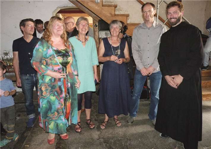 Bruder Stephan Oppermann (rechts) und Katharina Brellochs (links) freuten sich, die ausstellenden Künstler persönlich begrüßen zu dürfen. Fotos: FRE