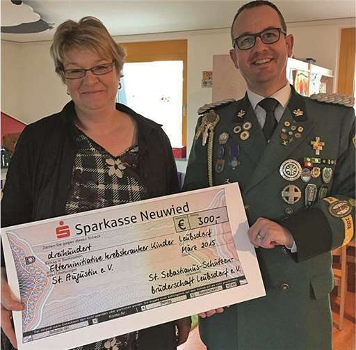 Brudermeister Alexander Knopp bei der Scheckübergabe an Manuela Melz von der Elterninitiative krebskranker Kinder St. Augustin. privat