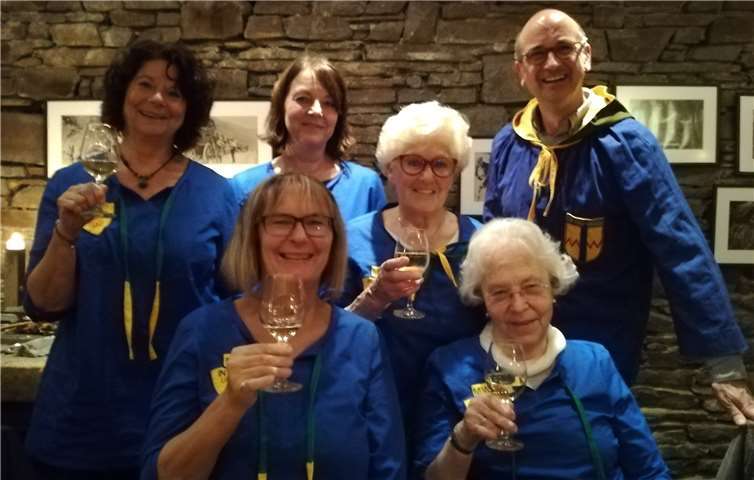 Brudermeister Andreas Barth (re.) mit den Weinschwestern (v.li.) Regine Herbert, Marlies Thelen, Gerti Bengel, Mathilde Müller und Lisbeth Bauer.Foto: privat