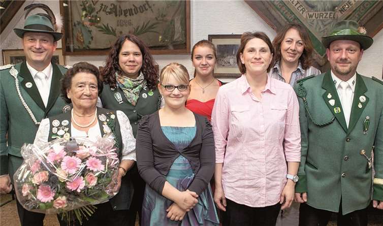 Brudermeister Andreas Wagner (l.) gratulierte (v.l.) Schützenliesel Marlies Mayer, Jungschützenprinzessin Kathrin Merzenich, Bambino- Prinzessin Justine Kerzmann, Schülerprinzessin Alicia Kerzmann, Königsgattin Claudia Schwarz, Bürgerkönigin Rebecca Engelschalk und Schützenkönig Andreas Schwarz.JOST