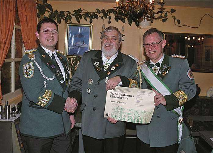 Brudermeister Berthold Winkens wurde von Bundesmeister Sigi Belz und seinem neuen Stellvertreter Josef Fleischer mit dem St.Sebastianus Ehrenkreuz für seine Verdienste geehrt.