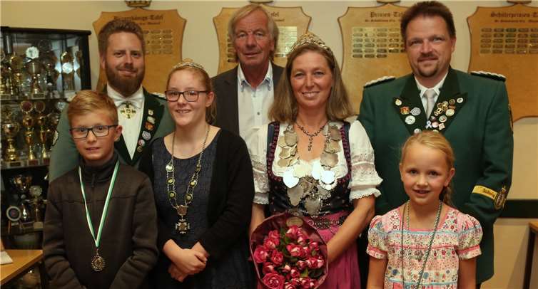 Brudermeister Christian Klein und Ortsvorsteher Ferdinand Koll gratulierten den neuen Majestäten (es fehlt Bürgerkönigin Talita Irmgurnd).StF
