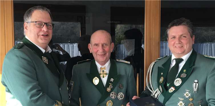 Brudermeister Daniel Dräger und Hauptmann Joachim Pogacar zeichneten Peter Loga für seine 50-jährige Mitgliedschaft aus.Foto: privat