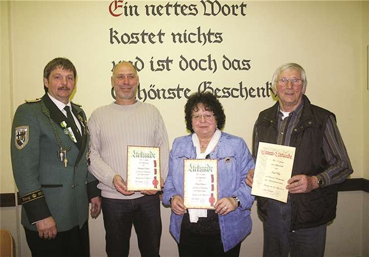 Brudermeister Dietmar Tietz (li) konnte langjährige Mitglieder ehren (v.li.): Christoph Dreesen für 15 Jahre, Trudel Breuer für 20 Jahre und Josef Tietz für 55 Jahre.