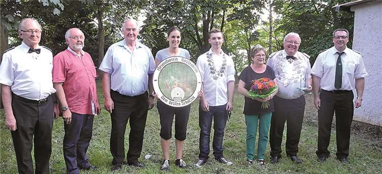 Brudermeister Dirk Apitz nahm gegen 20 Uhr die Siegerehrung und Königskrönung vor. Bürgermeister Jürgen Häfner schloss sich mit einem Blumenstrauß und einem Präsent den Glückwünschen im Namen der Ortsgemeinde an. privat