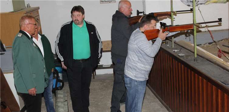 Brudermeister Eugen Schmitt im Gespräch mit den Schützen am Schießstand.