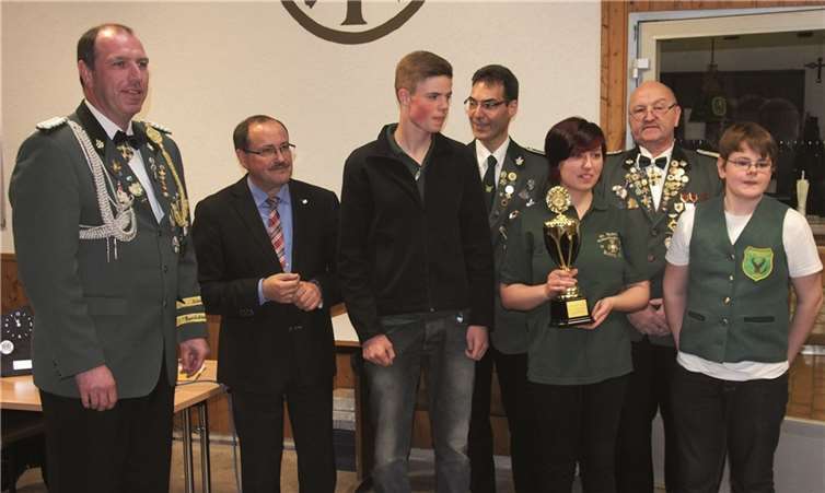 Brudermeister Frank Emmerich und Bürgermeister Gerd Heilmann bei der Überreichung des Wanderpokals an die Jungschützen von Kehrig.