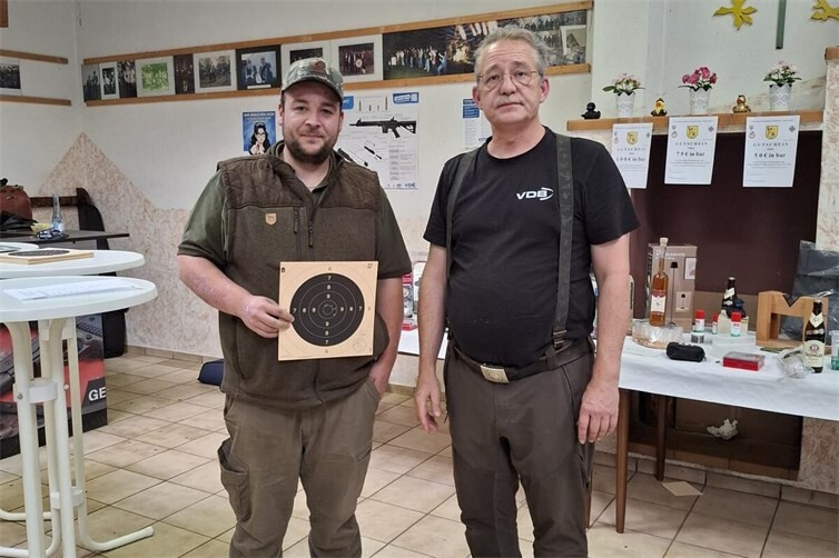 Brudermeister Frank Neis (rechts) mit dem Sieger Daniel Schmitz (links)