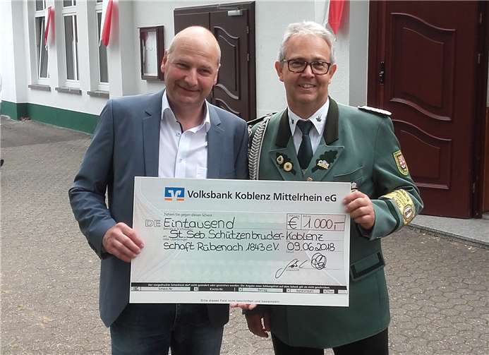 Brudermeister Gerhard Riehl (r.) freut sich sehr über die Finanzspritze der Volksbank Koblenz Mittelrhein aus den Händen von Burkhard Göbel. privat