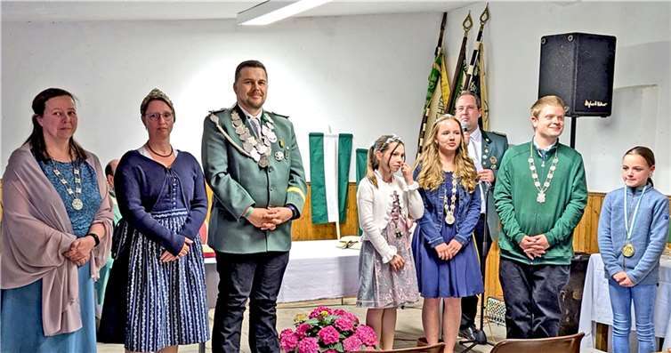 Brudermeister Hendrik Beer begrüßte besonders die amtierenden Majestäten des Doppelortes Königspaar Rainer und Melanie Tuschen, Prinz Julian Reiser, Bezirksschülerprinzessin Clara Klein, Bezirksbambiniprinzessin Nele Tuschen, Bürgerkönigin Annette Frankenberg und Bürgerprinzessin Nina Winterscheid. Foto: privat