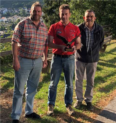 Brudermeister Joachim Engel (l.) und Schießmeister Heinz Breil (r.) gratulierten Frank Krayer zum Gewinn der Wandertrophäe. privat