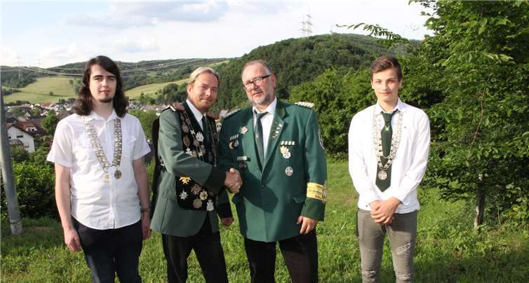Brudermeister Jörg Dietzler (2. von rechts) gratulierte dem neuen König sowie Jungschützenprinz Tobias Nett (links) und Schülerprinz Florian Müller (rechts).WER