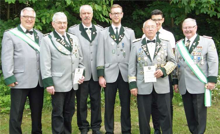 Günter Langenfeld seit 65 Jahre Schütze Brudermeister Jürgen Kreusch mit den Geehrten Egon Mohr, Gerhard Greßler, Mario Giliberto, Günter Langenfeld, Lucas Schössler, Geschäftsführer Fritz Stein.privat