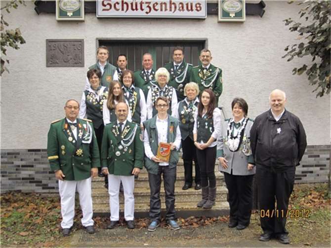 Brudermeister Jürgen Rausch (vorne links) mit den Geehrten und Ehrengästen.  Privat