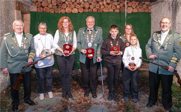 Brudermeister Manfred von Goscinski (links) und Schießmeister Peter Kaczun (rechts) gratulierten mit ihren Donnerbüchsen in der Hand den neuen Hubertusmajestäten der Sankt Hubertus Schützenbruderschaft Oberdrees (von links): Bürgerkönigin Monika Blümel, Hubertuskaiserin Stephanie Marquardt, Hubertuskaiser Manfred Haut, Hubertusschülerprinz Felix Pommerisch, Hubertusjungschützenprinzessin Nathalie Zavelberg und Hubertusbambiniprinz Anakin Boury.JOST