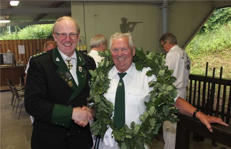 Brudermeister Peter Nonn (links) gratulierte dem neuen Schützenkönig Heinz Petri. Fotos: WK