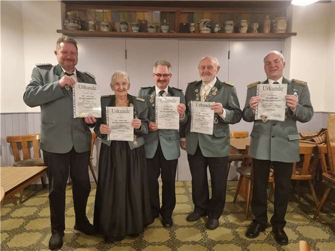 Brudermeister Peter Offergeld, Marlies Roos 40 Jahre, Erwin Nachtsheim 50 Jahre, Bernd Kapser 40 Jahre, Kassierer Rüdiger Heuser.  Foto: privat