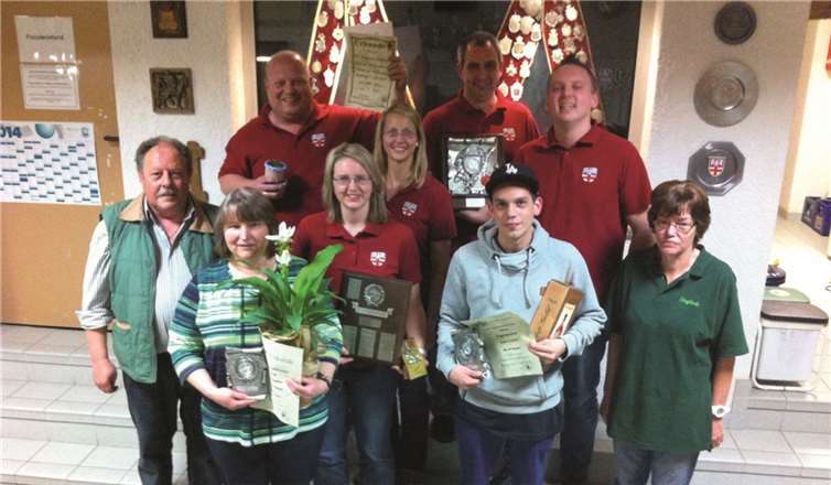 Brudermeister Rainer Doll mit Stellvertreterin Siglinde Mehlem, den Dorfmeistern und Tagesbesten.privat