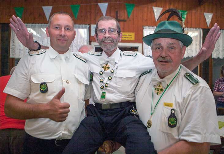 Brudermeister Rainer Noll (Mitte) ist neuer Schützenkönigder Sankt Hubertus Schützenbruderschaft Wormersdorfund ließ sich von Markus Haupt und Berni Leesemannaus dem Schießstand tragen.