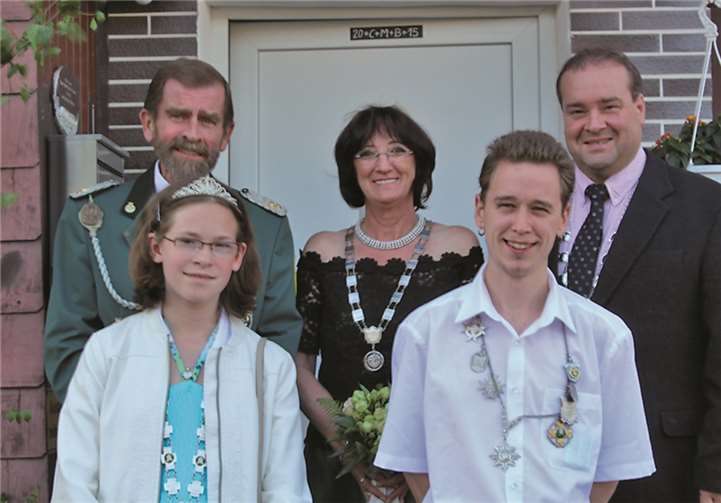 Brudermeister Rainer Noll (v.li.), Kaiserliesel Elsbeth Noll, Bürgerkönig Dirl Zavelberg, Bezirksschülerprinzessin Michelle Lambertz und Jungschützenprinz Kevin Karow.