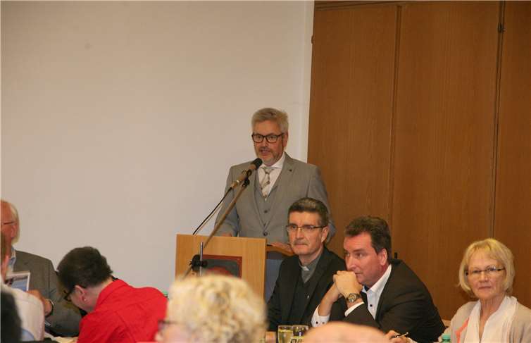 Brudermeister Rolf Keuser (stehend) mit den Regularien beim Bruderschaftstag.