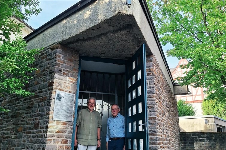 Brudermeister Rolf Keuser und Ehrenbrudermeister Heinz Schäfer öffnen die Tür der Schafstallkapelle