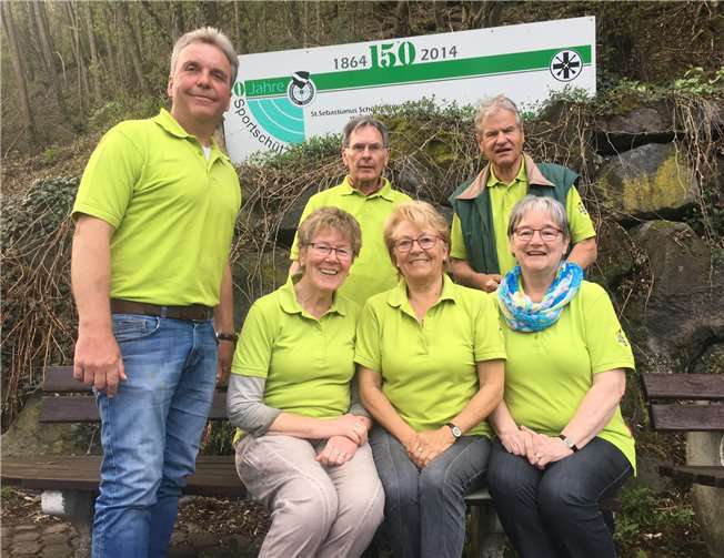 Brudermeister Thomas Over (li.) war einer der ersten Gratulanten. Nicht auf dem Foto: Richard Hahn.Foto: Thomas Herschbach