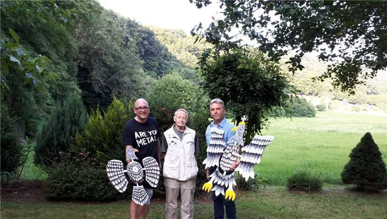 Brudermeister Thomas Over (rechts) und der Zweite Brudermeister Martin Durst (links) danken ihrem 86-jährigen Ehrenmitglied Richard Hahn für das Anfertigen der Königsadler zum großen Schützenwochenende.privat