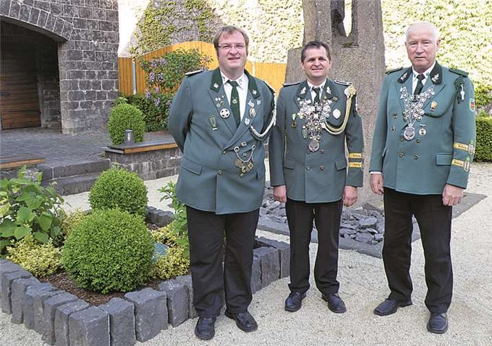 Brudermeister Timo Müller, Scheibenkönig Ralf Pauken, Schützenkönig Siegfried Hendrysiak (v.li.). privat