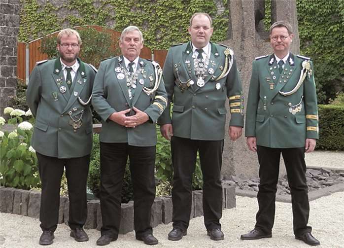 Brudermeister Timo Müller (v.li.n.re.), Schützenkönig Hans Diensberg, Scheibenkönig Markus Weiler und Schießmeister Rainer Wendel. privat