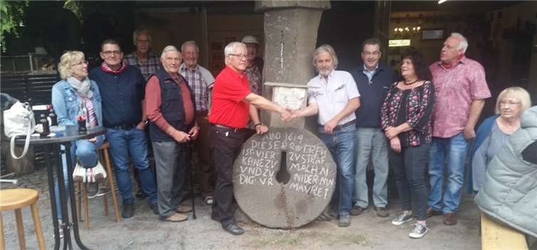 Brudermeister Werner Geilen ( 5. v. re.) und Bruderschaftsschriftfüher Fred Geilen ( 4. v. re.) bekräftigten den Enschluss mit einem Handschlag. privat