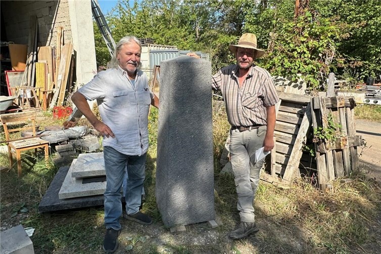 Brudermeister Werner Geilen (links) und Guido Krämer und der Stein, der zum „Meilenstein“ werden wird. 