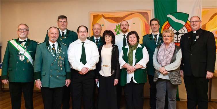 Brudermeister Wilhelm Ippendorf (li.) und Präses Pfarrer Hermann Josef Zeyen (re.) ehrten beim Patronatsfest der St. Sebastianus Schützenbruderschaft Niederbachem einige verdiente Mitglieder.-JOST-