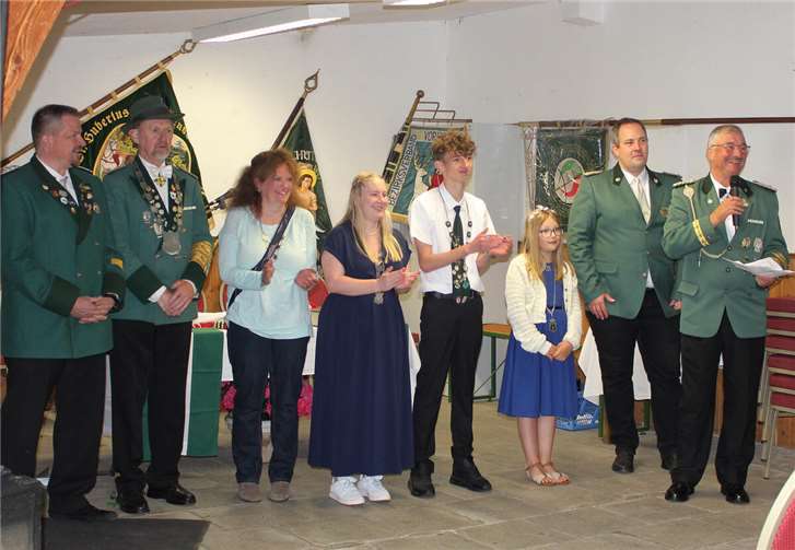Brudermeister hendrik Beer und Ehrenbezirksbundesmeister Hans-Peter Metternich (rechts) gratulieren den amtierenden Majestäten.