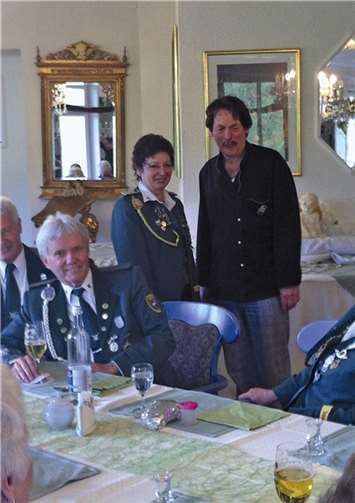 Patronatstag begangen Brudermeisterin, Anne Scharenberg ehrt Josef Engels für seine 30-jährige Mitgliedschaft.