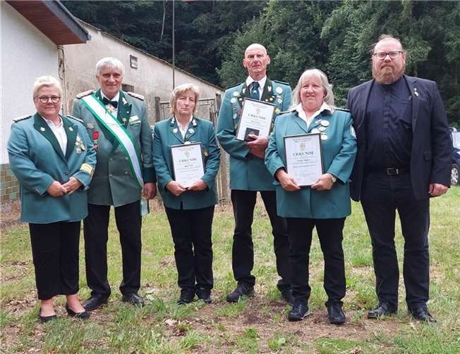 Brudermeisterin Christiane Burger, Bezirks-Bundesmeister Norbert Steffens, Andrea Steffes, Helmut Reuter, Barbara Wilhelmi, Michael Przesang.Foto: St. Hubertus Schützenbruderschaft Urmersbach