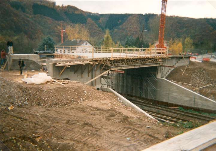 Friedrichssegen an Bundesstraße angeschlossen Brückenbau über die Lahn, November 1994.