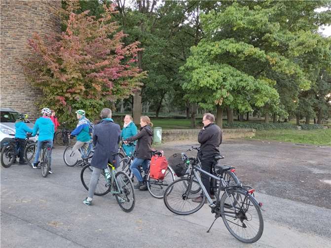 Brückentour an Ahr und Rhein am Ehrenmal in Bad Bodendorf – insgesamt waren rund zehn Menschen gemeinsam mit dem Team Grünes Remagen zum Abschlussradeln unterwegs. Foto: Tim Schäfer