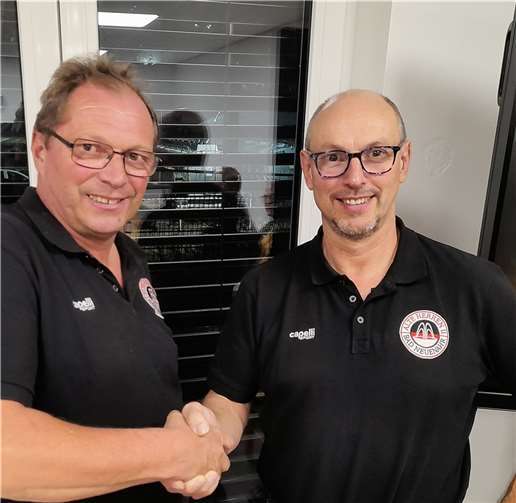Brüderlich vereint: Obmann Ralf Schmitt (r.) gratuliert seinem Bruder Thomas zur Ehrenmitgliedschaft.  Foto: privat