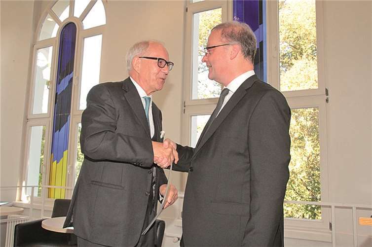 Brun-Hagen Hennerkes bedankt sich bei Prof. Dr. Markus Schulze für die Überreichung der Urkunde der Ehrendoktorwürde.