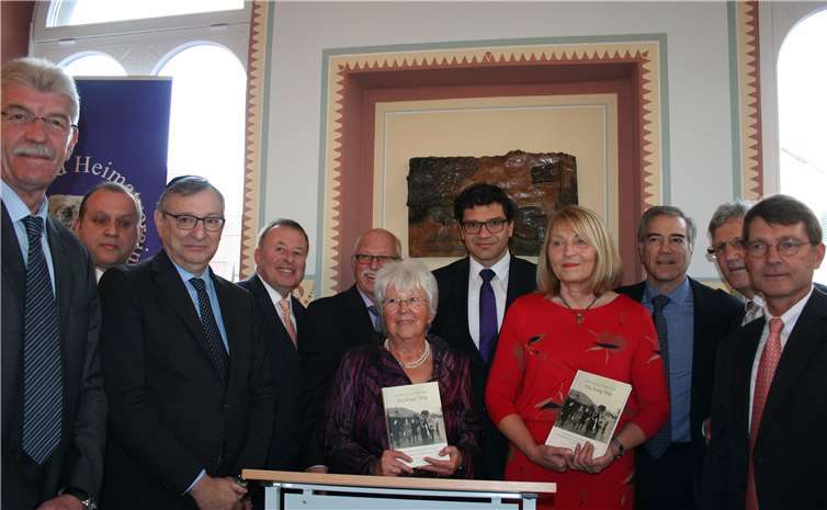 Brunhilde Stürmer (Mitte) und Koautorin Brigitte Decker bei der Buchvorstellung von „Ein langer Weg“ im November in der ehemaligen Synagoge Niederzissen.HG