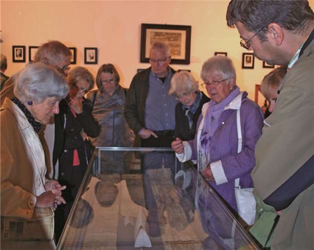 Brunhilde Stürmer erläutert den Sinziger Gästen die bedeutenden Funde vom Speicher der Synagoge. HG