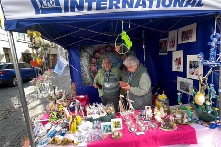 Brunhilde Weiss, Monika Müller, Marlis Knappe, Manuela Helmes beim Frühlingserwachen erwartungsvoll im Friedensdorfzelt.
