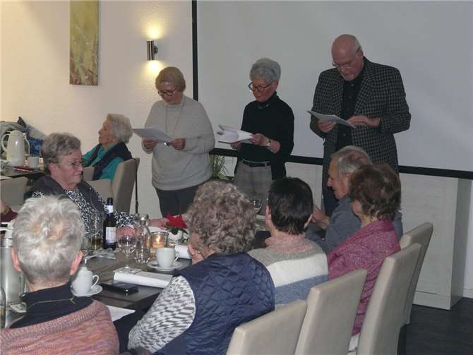 Bruni Velden, Renate Zimmermann und Martin Sandmann begeisterten mit einer lustigen, spaßigen, weihnachtliche Geschichte vom alten Christbaumständer.  Foto: Martin Sandmann