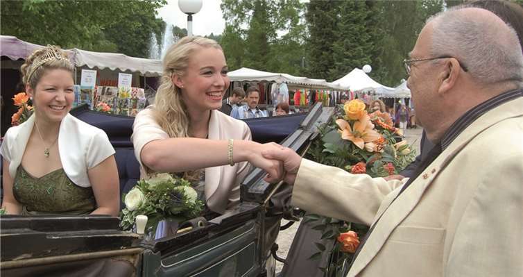 Brunnenfest-Schirmherr Emil Morsch begrüßt die designierte Brunnenkönigin Maren Kraus und Anne I. in der ankommenden Kutsche.  FA