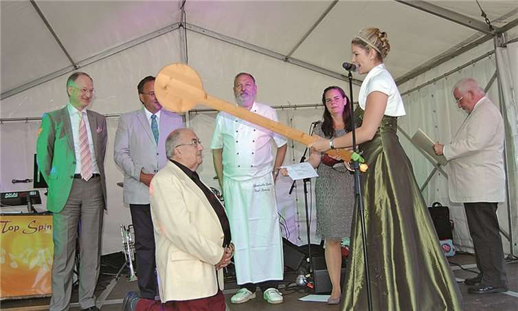 Brunnenkönigin Anne schlägt Emil Morsch zum Ritter.