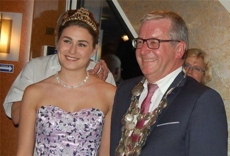 Brunnenkönigin Laura I. freut sich mit dem frisch „geschlagenen“ Ritter Hans-Josef Bracht über den schönen Abend.